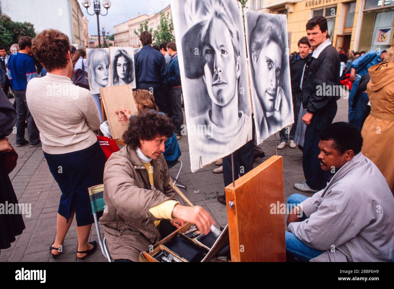 Artistes faisant des portraits de rue, Moscou, mai 1990. Banque D'Images