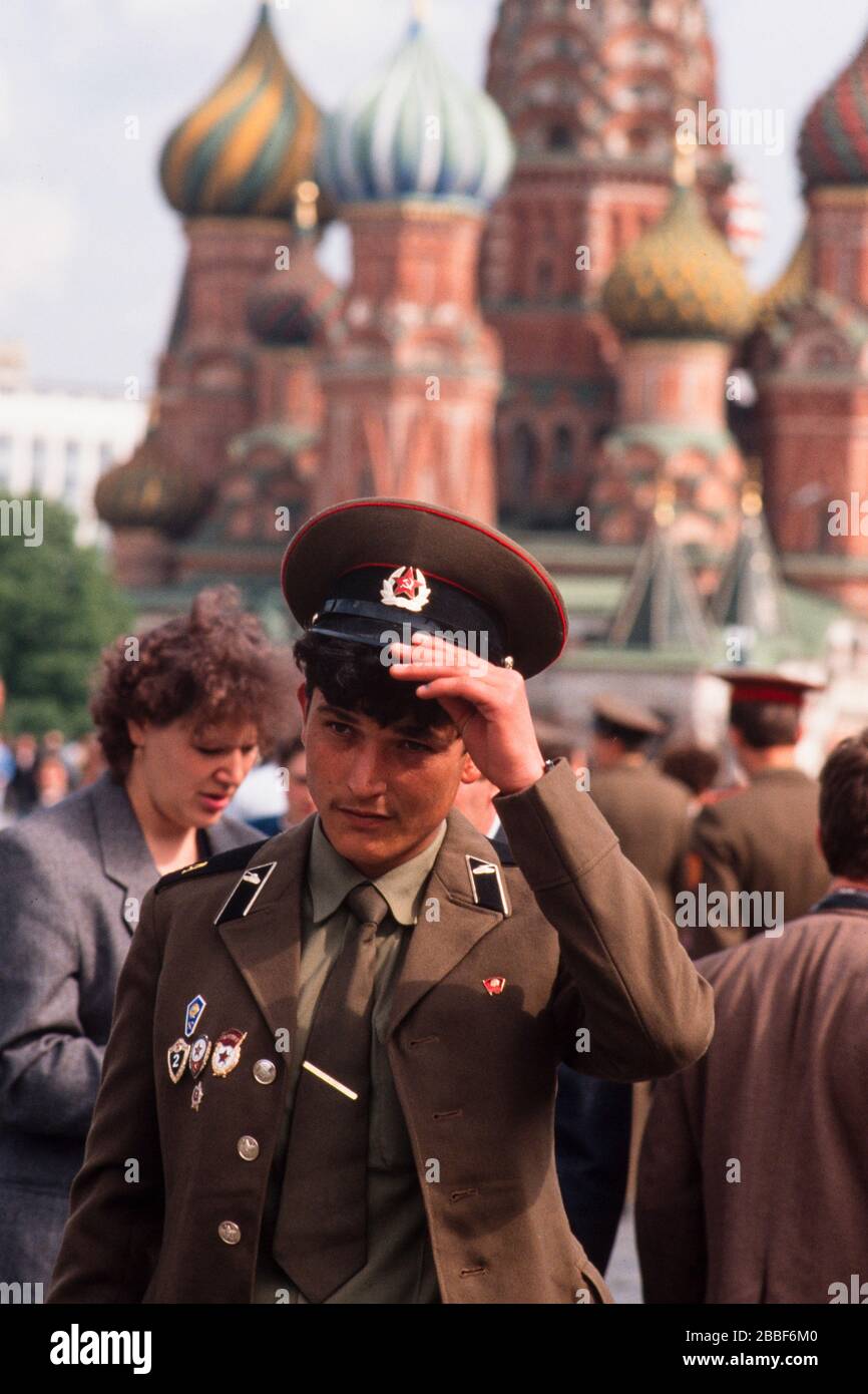 Un jeune soldat russe portant ses médailles le jour de la victoire sur la place Rouge, le 9 mai 1990 Banque D'Images