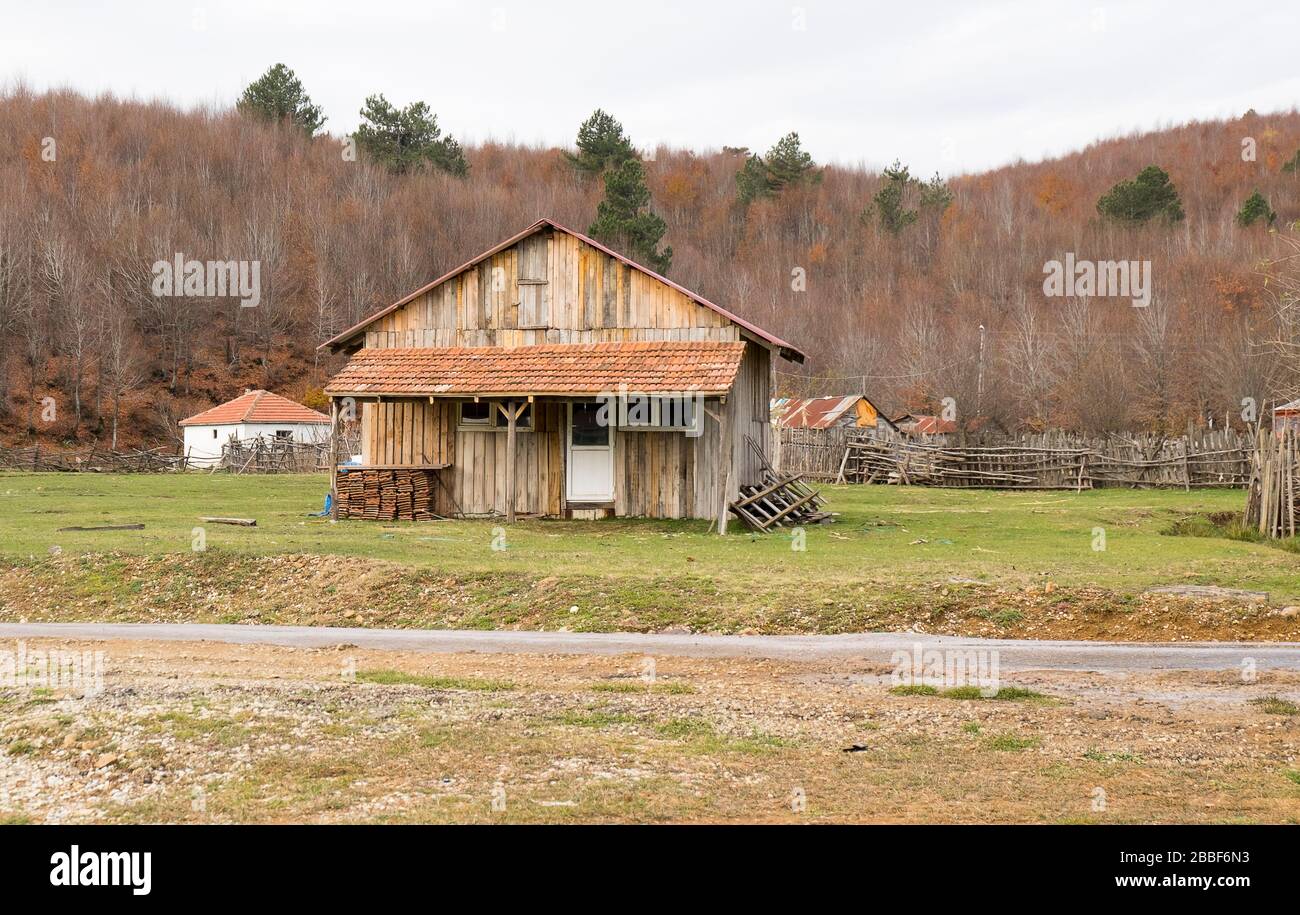 petit village et petit cottage en bois parfait en automne. il y a quelques arbres toujours verts mais surtout les arbres étaient délavés Banque D'Images