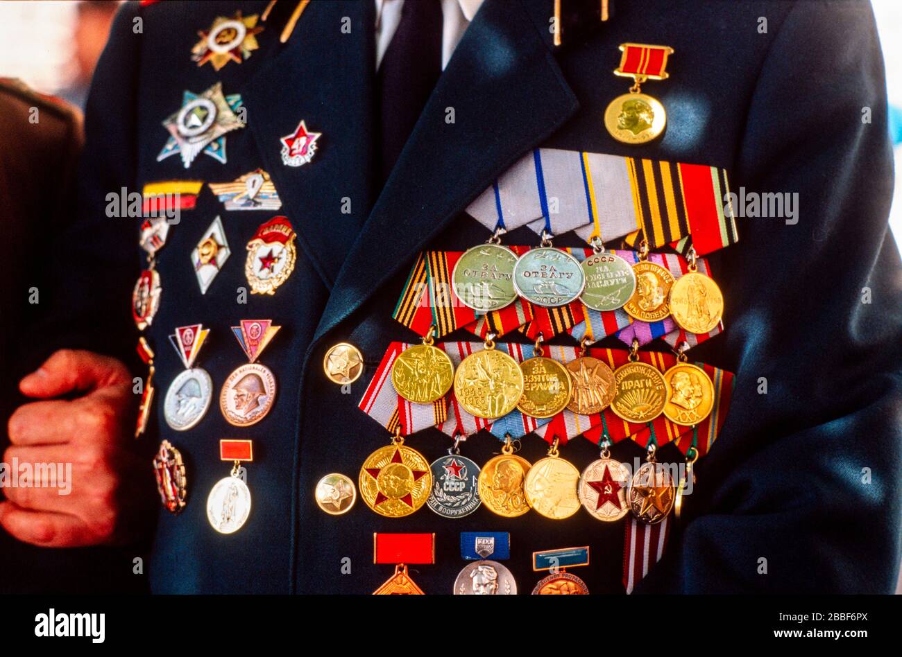 Les anciens combattants militaires portant leur uniforme et leurs médaillés le 9th mai, jour de la victoire près de la place Rouge, Moscou, 1990. Banque D'Images