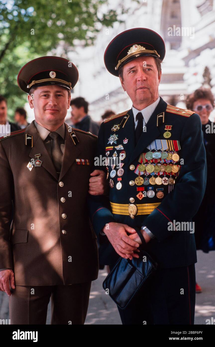 Les anciens combattants militaires portant leur uniforme et leurs médaillés le 9th mai, jour de la victoire près de la place Rouge, Moscou, 1990. Banque D'Images