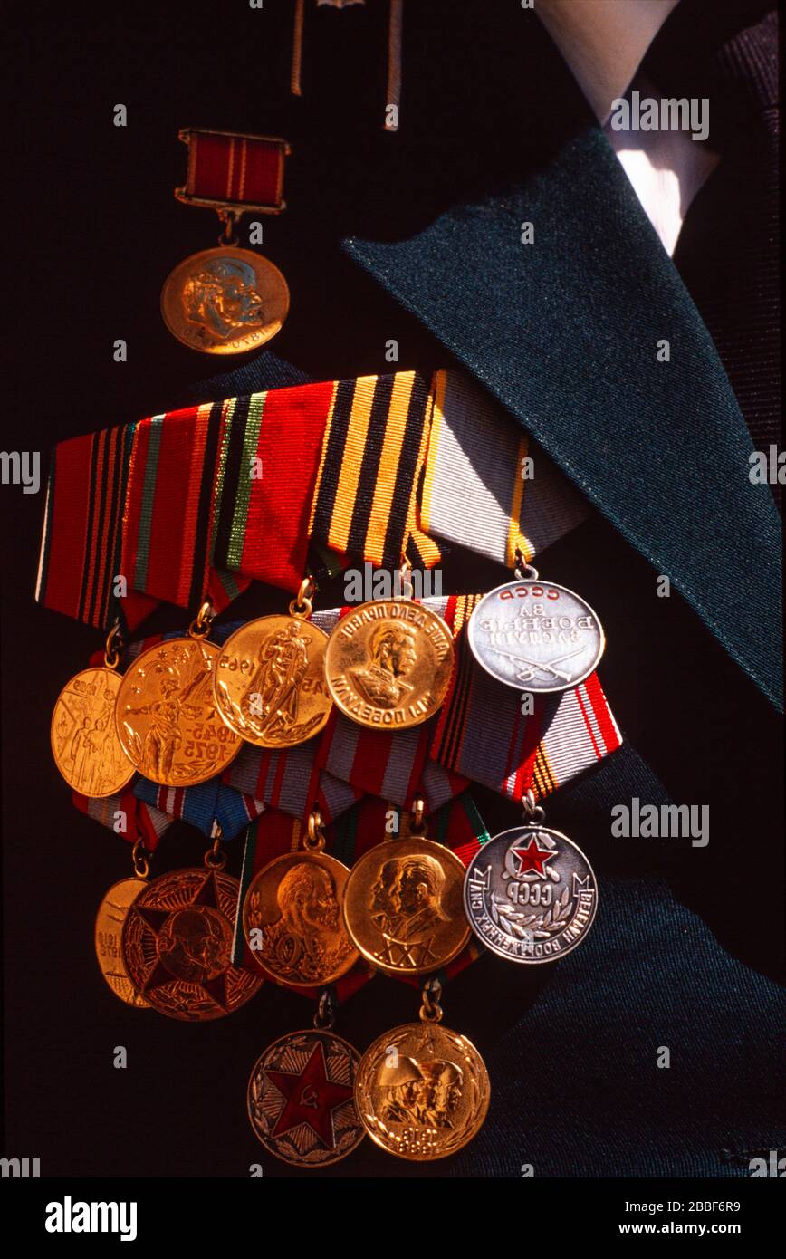 Les anciens combattants militaires portant leur uniforme et leurs médaillés le 9th mai, jour de la victoire près de la place Rouge, Moscou, 1990. Banque D'Images