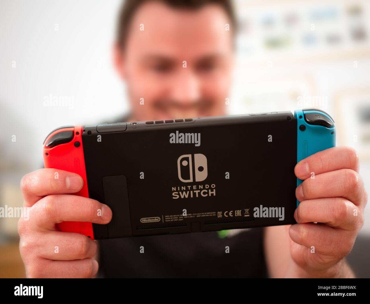 Royaume-Uni, mars 2020: Console de jeux Nintendo Switch heureux joueur  profiter des jeux Photo Stock - Alamy