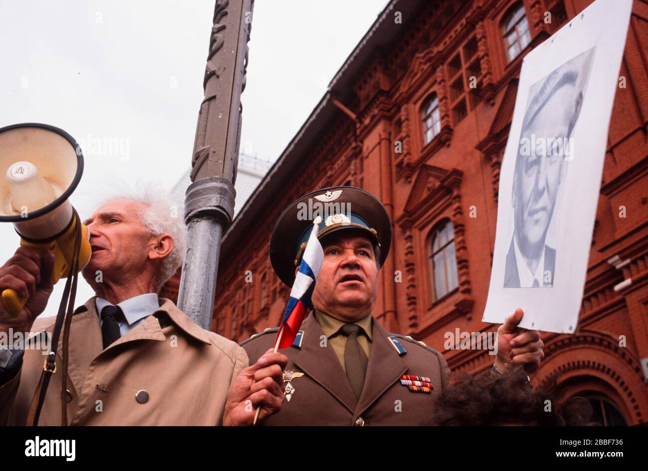 Les personnes assistant à un rassemblement pro-Yeltzin le 9 mai, le jour de la victoire de la Russie. Banque D'Images