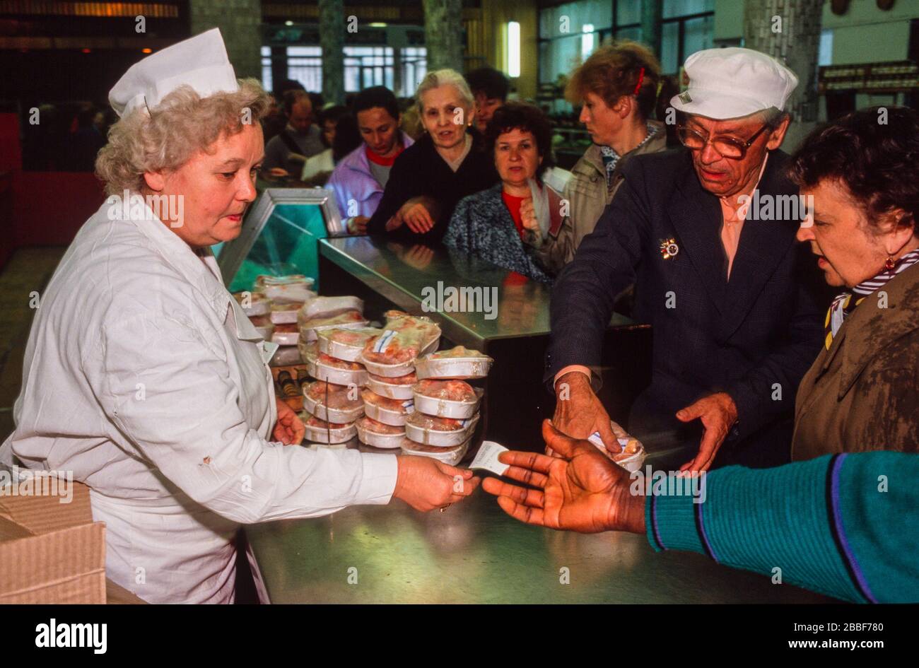 Une boucherie à l'intérieur du magasin DE GUM, face à la place Rouge dans la région de Kitai-gorod, elle-même traditionnellement un centre de commerce de Moscou, mai 1990 Banque D'Images