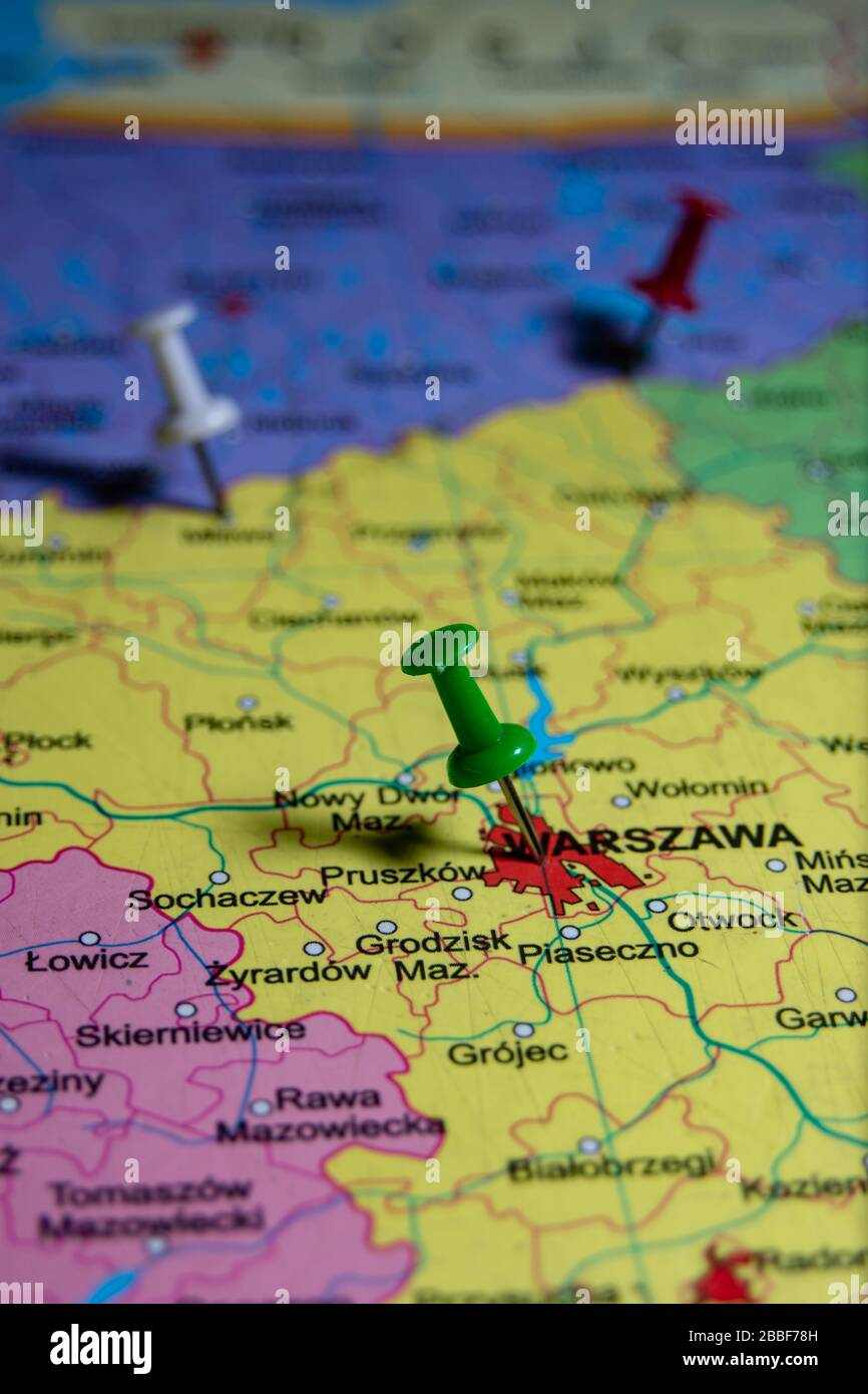 La ville polonaise de Varsovie est épinglée avec un punaise sur la carte colorée Banque D'Images