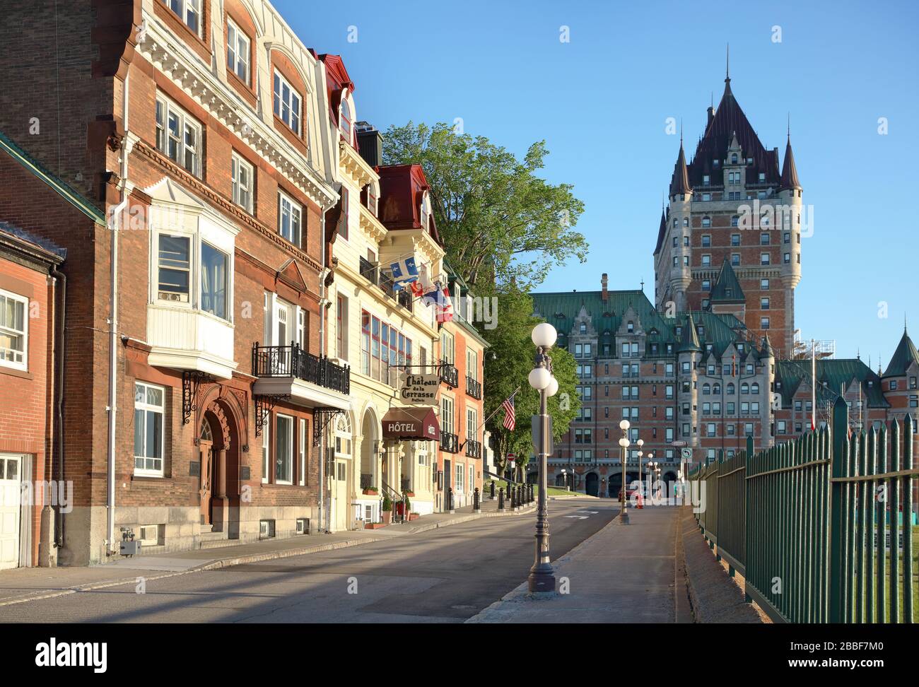 Éclairé par la lumière du matin sur place terrasse Dufferin est un assortiment de résidences, un petit hôtel et le consulat des États-Unis. Au bout de la rue se trouve le célèbre Château Frontenac, Québec, province de Québec, Canada Banque D'Images