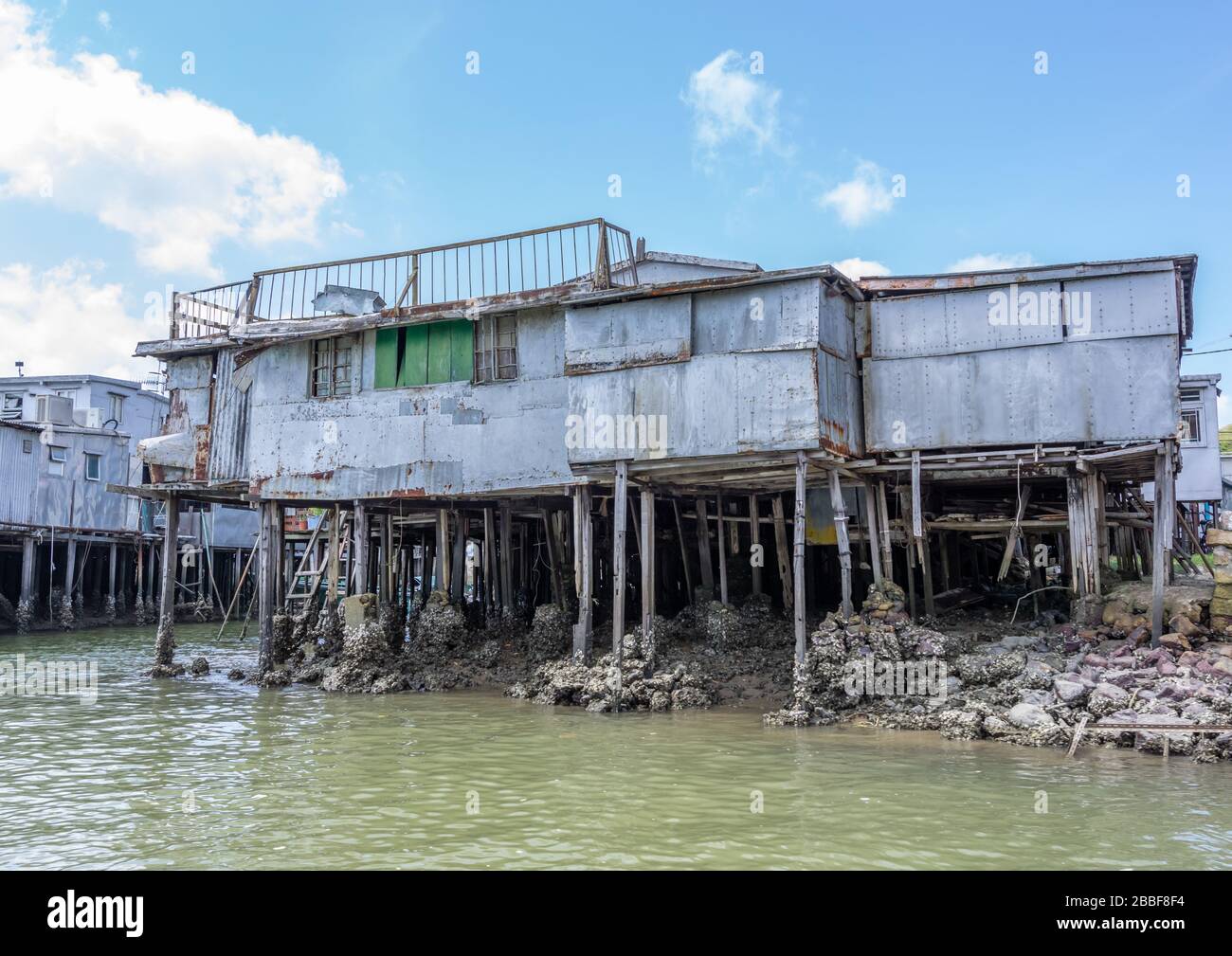 Vieille maison en ruines sur pilotis au-dessus de l'eau à Hong Kong. Banque D'Images