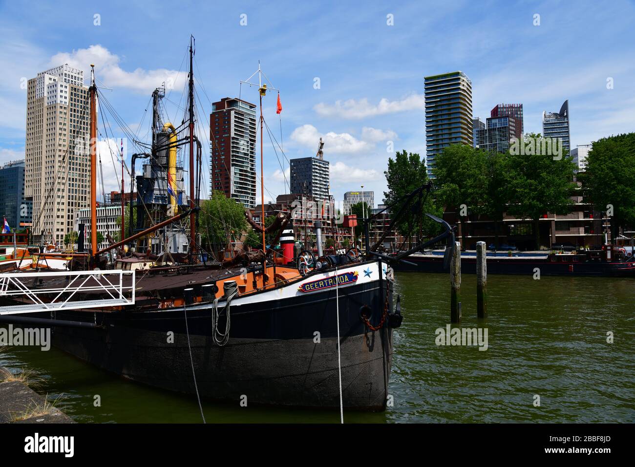Rotterdam, Pays-Bas ; vue rapprochée d'un certain nombre de barges historiques amarrées dans l'Oudehaven de Rotterdam avec une élévation moderne Banque D'Images