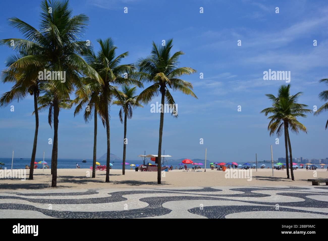 Rio de Janeiro, Brésil-février 2019; vue sur la mer de la plage d'Ipanema avec en face le trottoir en mosaïque bordé de palmiers Banque D'Images
