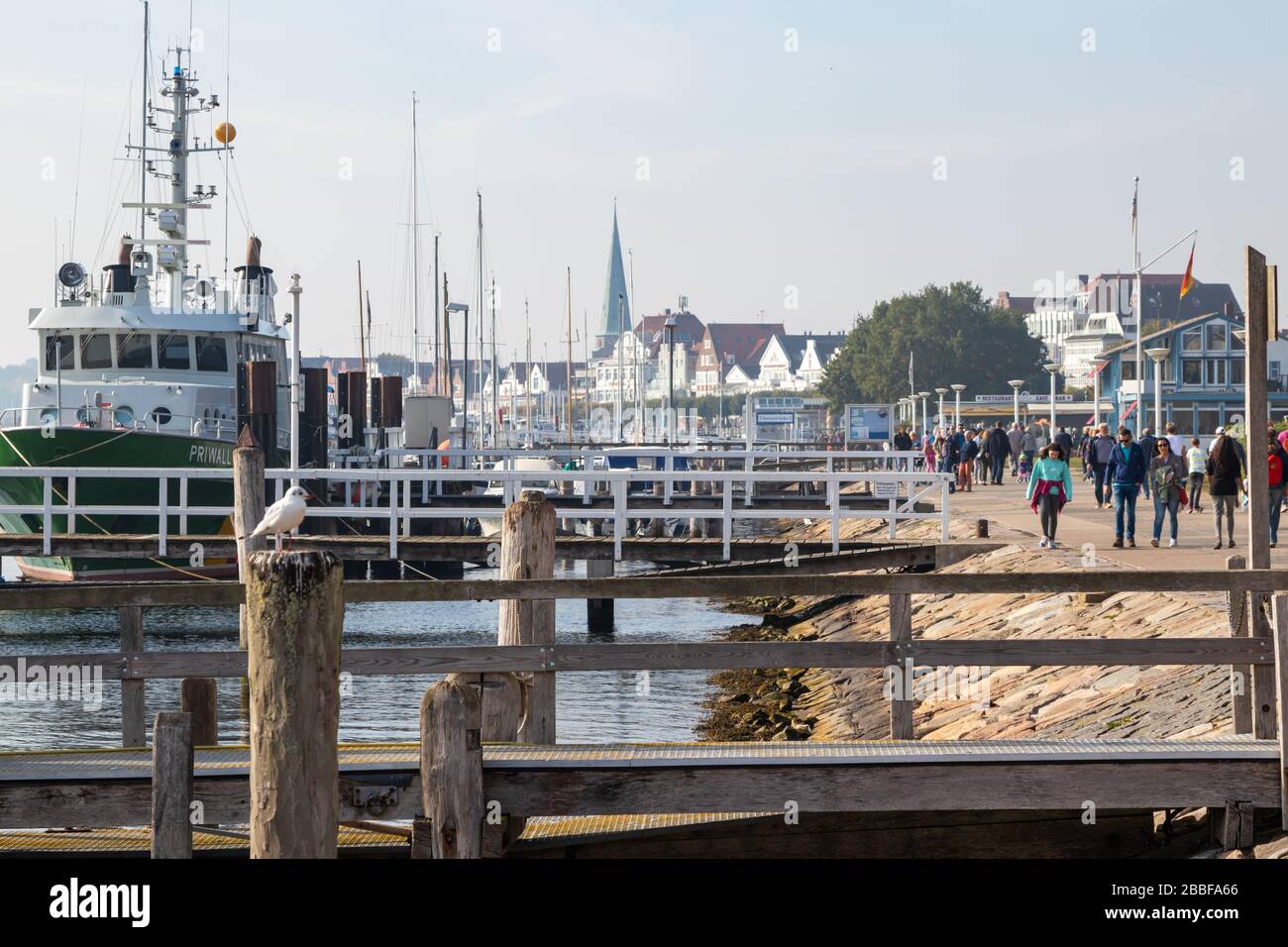 Lübeck-Travemünde, Allemagne – 10 octobre 2018 : promenade Am Alten Hafen von Travemünde. Die Feriengäste schlendern entlang der Promenade. Banque D'Images