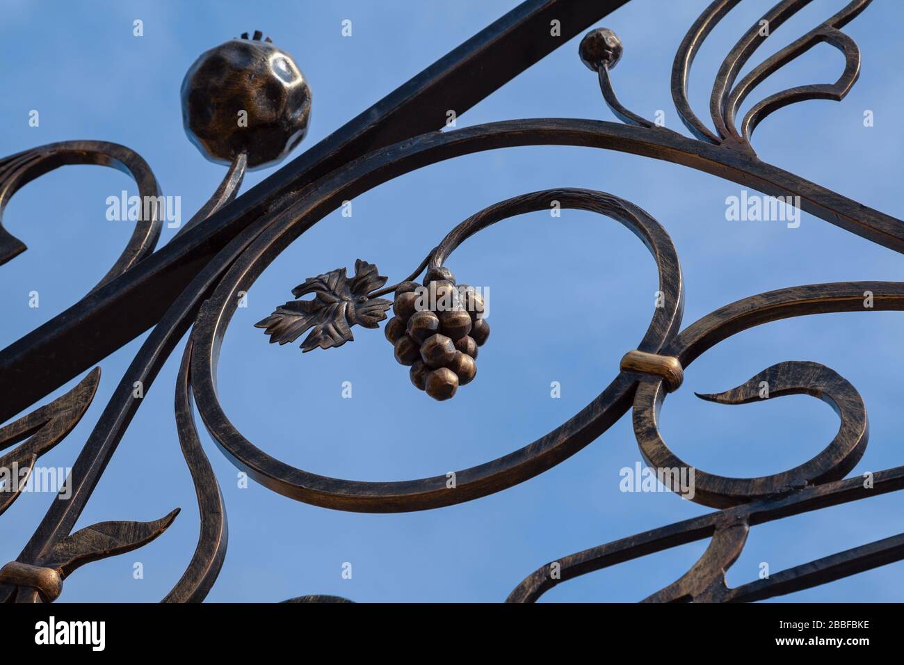 Clôture en faux décor contre le ciel Banque D'Images