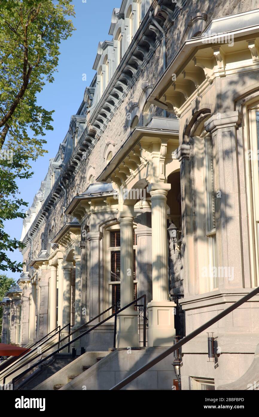 Façades de résidences de style second Empire de la rue Grande-Allee, construites à l'origine pour l'élite de Québec à la fin des années 1800 et au début des années 1900, aujourd'hui principalement occupées par des hôtels de caractère et de petites entreprises. Haute ville, Québec, Province de Québec, Canada Banque D'Images