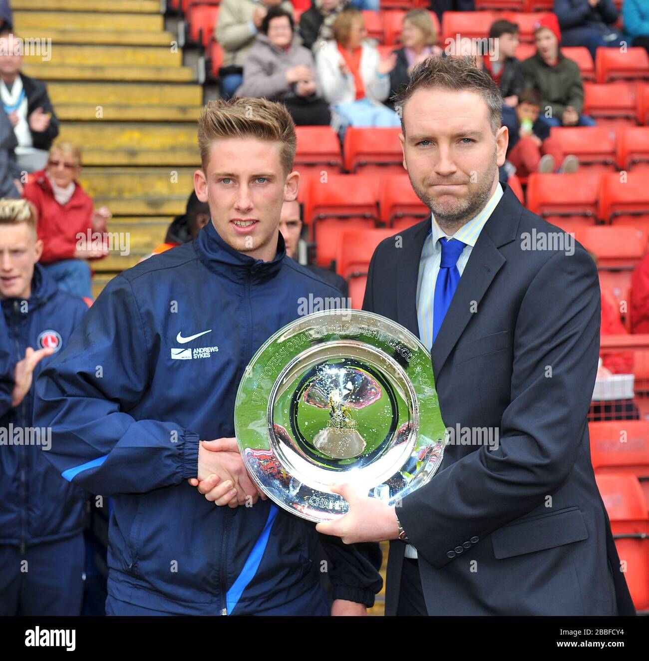 Charlton Athletic's Bradley Jordan (à gauche) avec le bouclier des gagnants de la Ligue de développement professionnel 2 Sud de l'U21 Banque D'Images