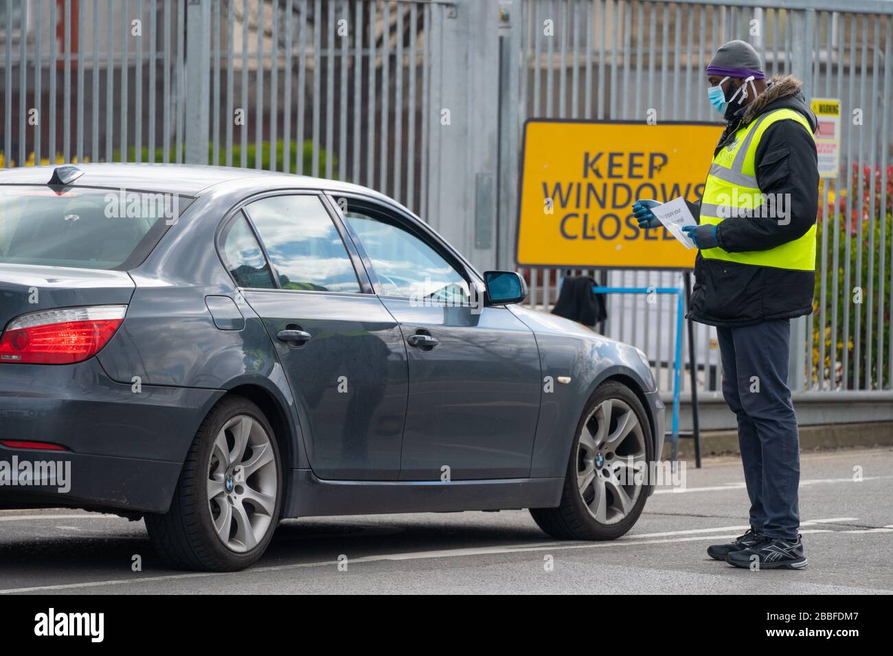 Londres, Royaume-Uni. Mardi 31 mars 2020. Un agent de sécurité vérifie les papiers dans un centre d'essais nouvellement ouvert pour le virus Covid-19 pour le personnel du NHS installé dans le parking d'un magasin IKEA à Wembley, Londres. Photo : Roger Garfield/Alay Live News Banque D'Images