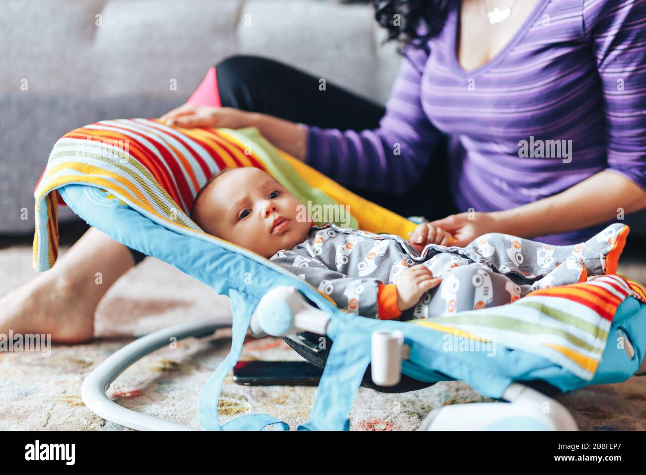 belle mère avec bébé mignon nouveau-né à la maison Banque D'Images