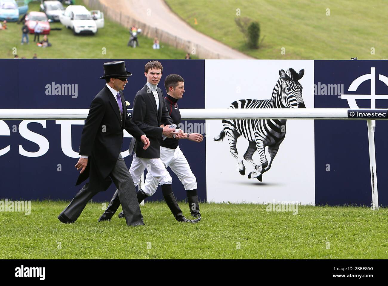 Jockey Joseph O'Brien (centre) et l'entraîneur Aiden O'Brien (à gauche) marchent le parcours à Epsom Downs Banque D'Images