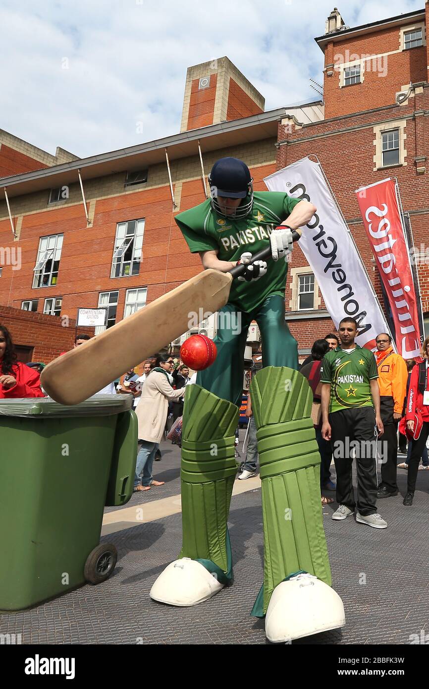 Les cricketers sur pilotis divertissent les foules à l'Oval de Kia Banque D'Images