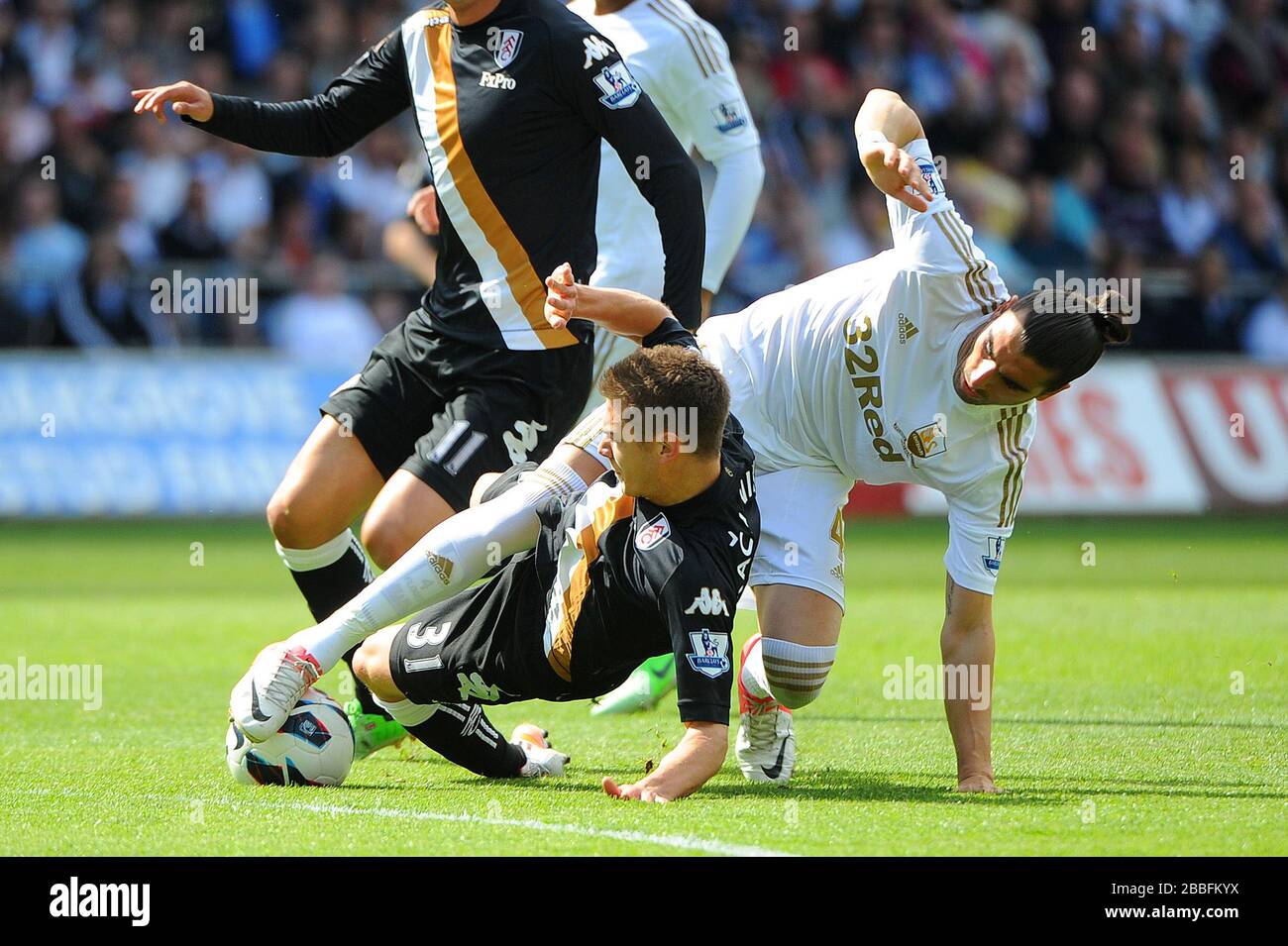 Alexander Kacaniklic de Fulham (à droite) s'emmêle avec Chico Flores alors qu'il tente de prendre le ballon dans la zone de pénalité de Swansea pendant le match de Barclays Premier League au Liberty Stadium, Swansea. Banque D'Images
