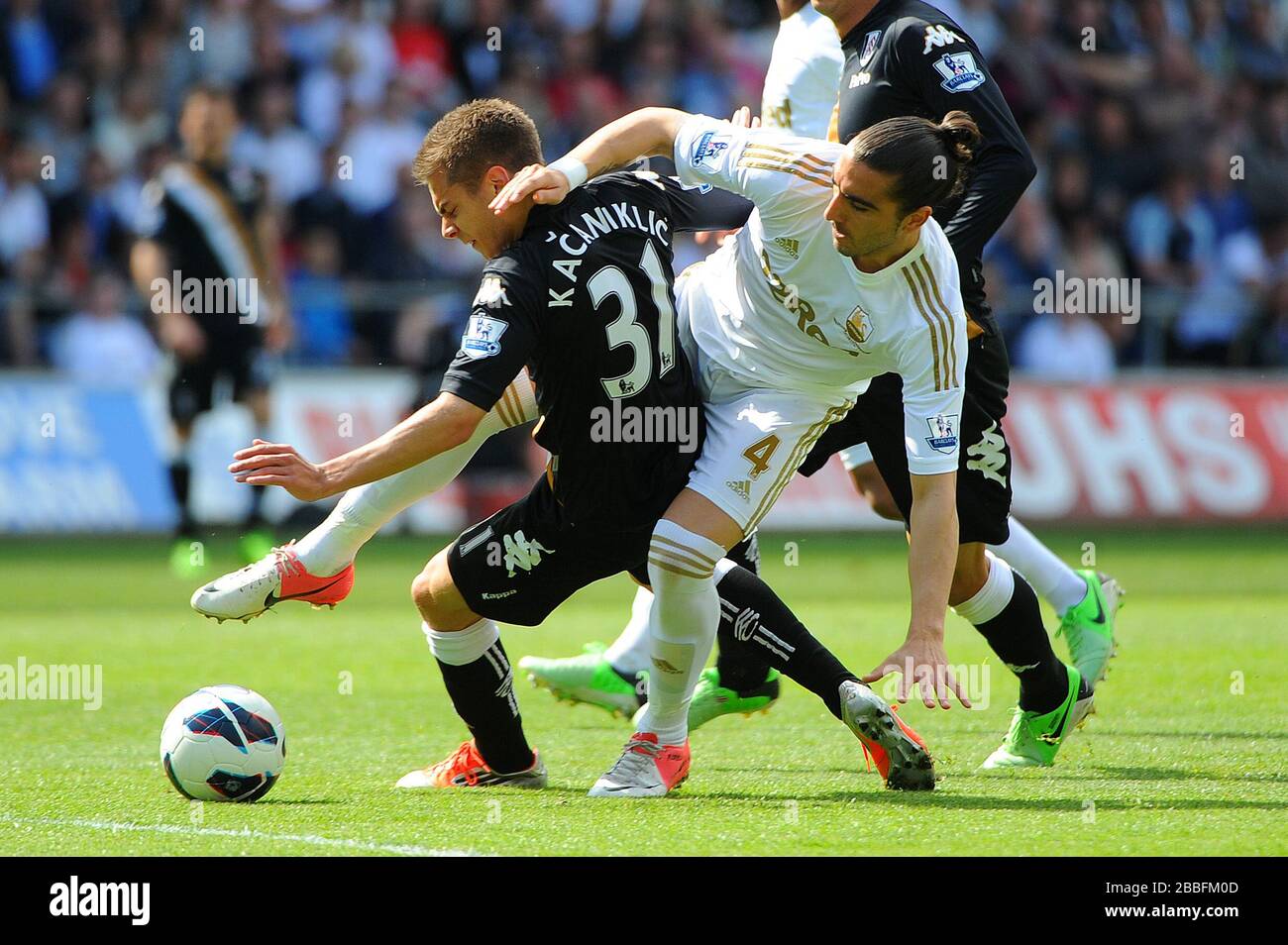 Alexander Kacaniklic de Fulham (à gauche) s'emmêle avec Chico Flores alors qu'il tente de prendre le ballon dans la zone de pénalité de Swansea pendant le match de Barclays Premier League au Liberty Stadium, Swansea. Banque D'Images