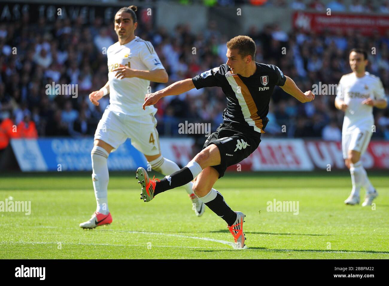 Alexander Kacaniklic de Fulham a atteint un but au cours de la première moitié du match de la Barclays Premier League au Liberty Stadium, Swansea. Banque D'Images
