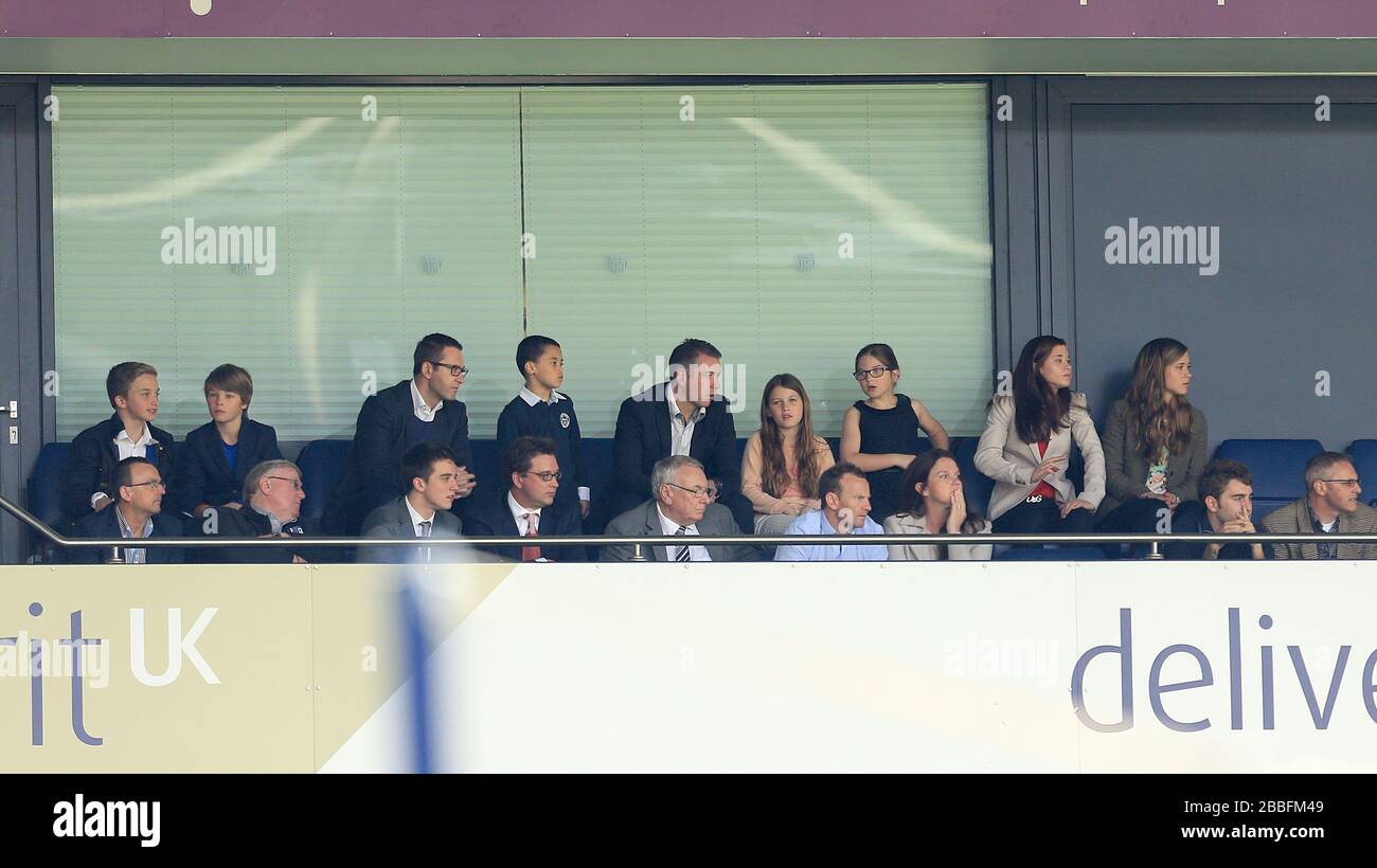 Darren Ferguson, directeur de Peterborough United, dans les tribunes des Hawthorns, avec les petits-enfants d'Alex Ferguson, Mark et Jason, fils Banque D'Images