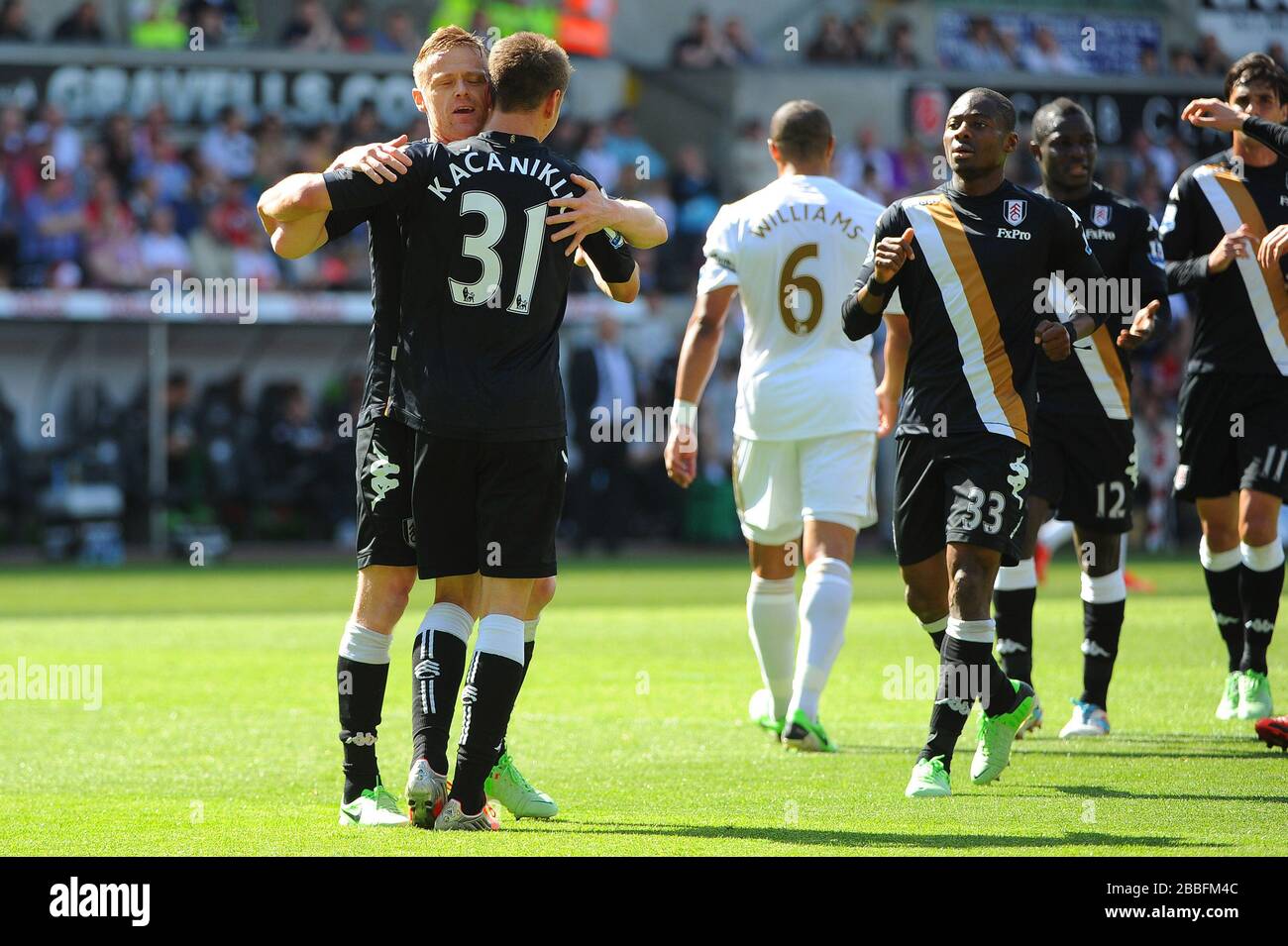 Alexander Kacaniklic de Fulham est félicité par ses coéquipiers après avoir marqué un but au cours de la première moitié du match de la Barclays Premier League au Liberty Stadium, Swansea. Banque D'Images