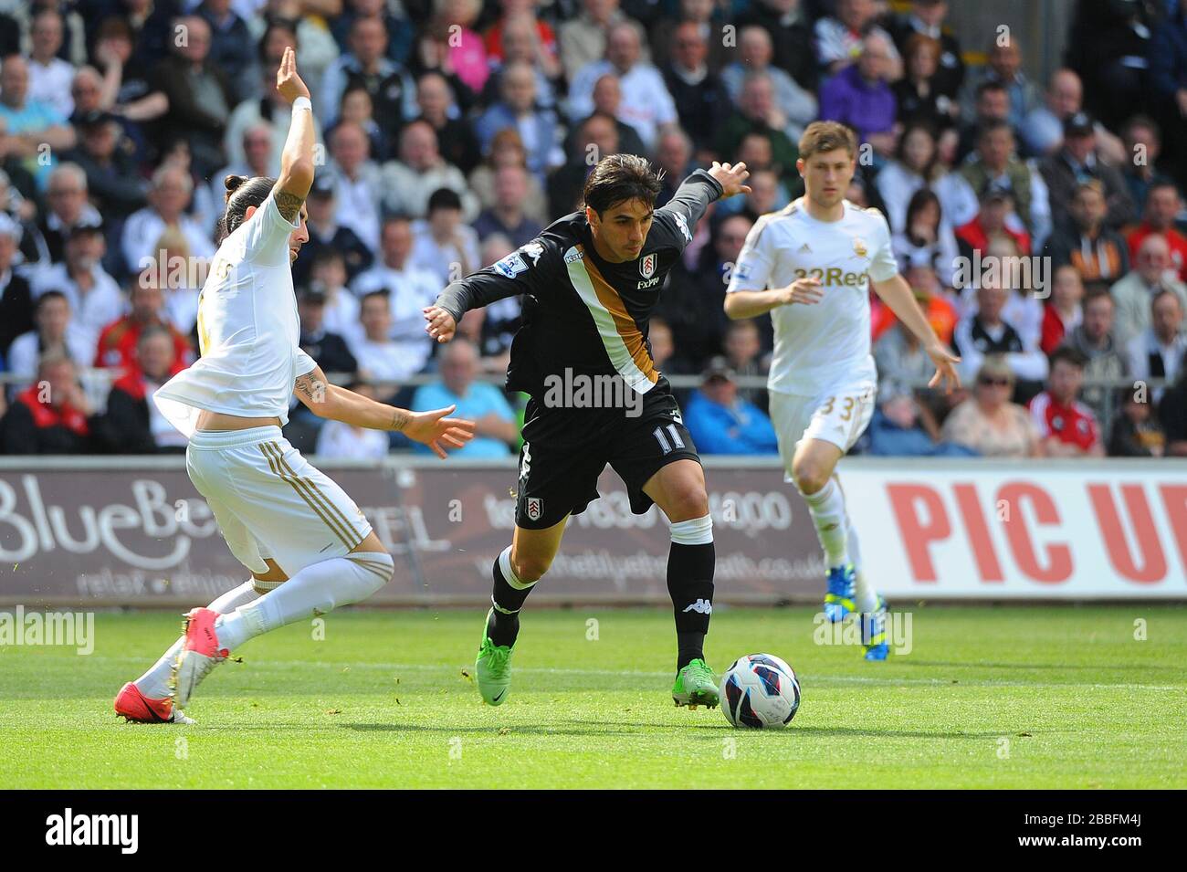 Bryan Ruiz, de Fulham, emmène le ballon dans la défense de Swansea pendant le match de la Barclays Premier League au Liberty Stadium, Swansea. Banque D'Images