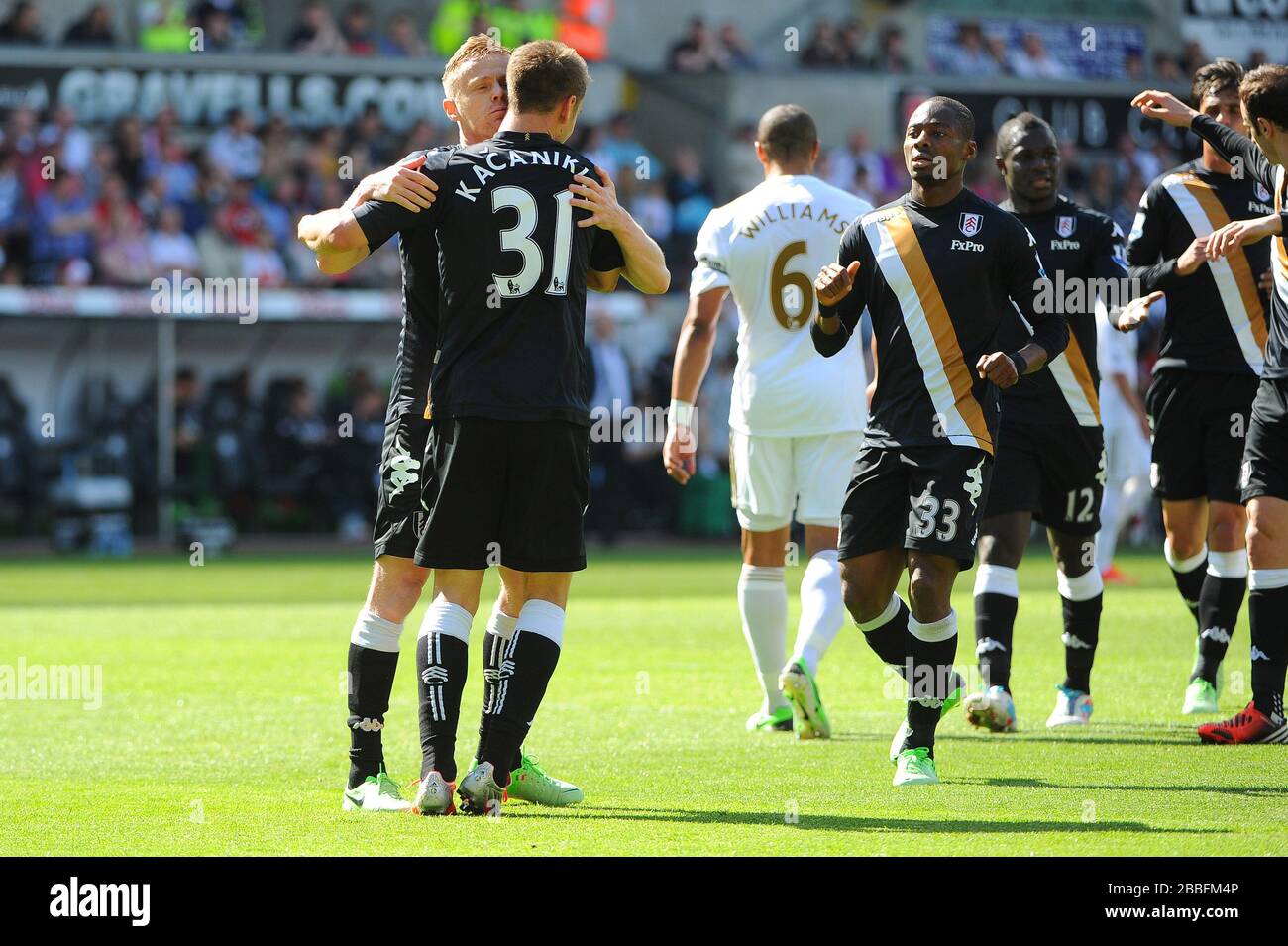 Alexander Kacaniklic de Fulham est félicité par ses coéquipiers après avoir marqué un but au cours de la première moitié du match de la Barclays Premier League au Liberty Stadium, Swansea. Banque D'Images