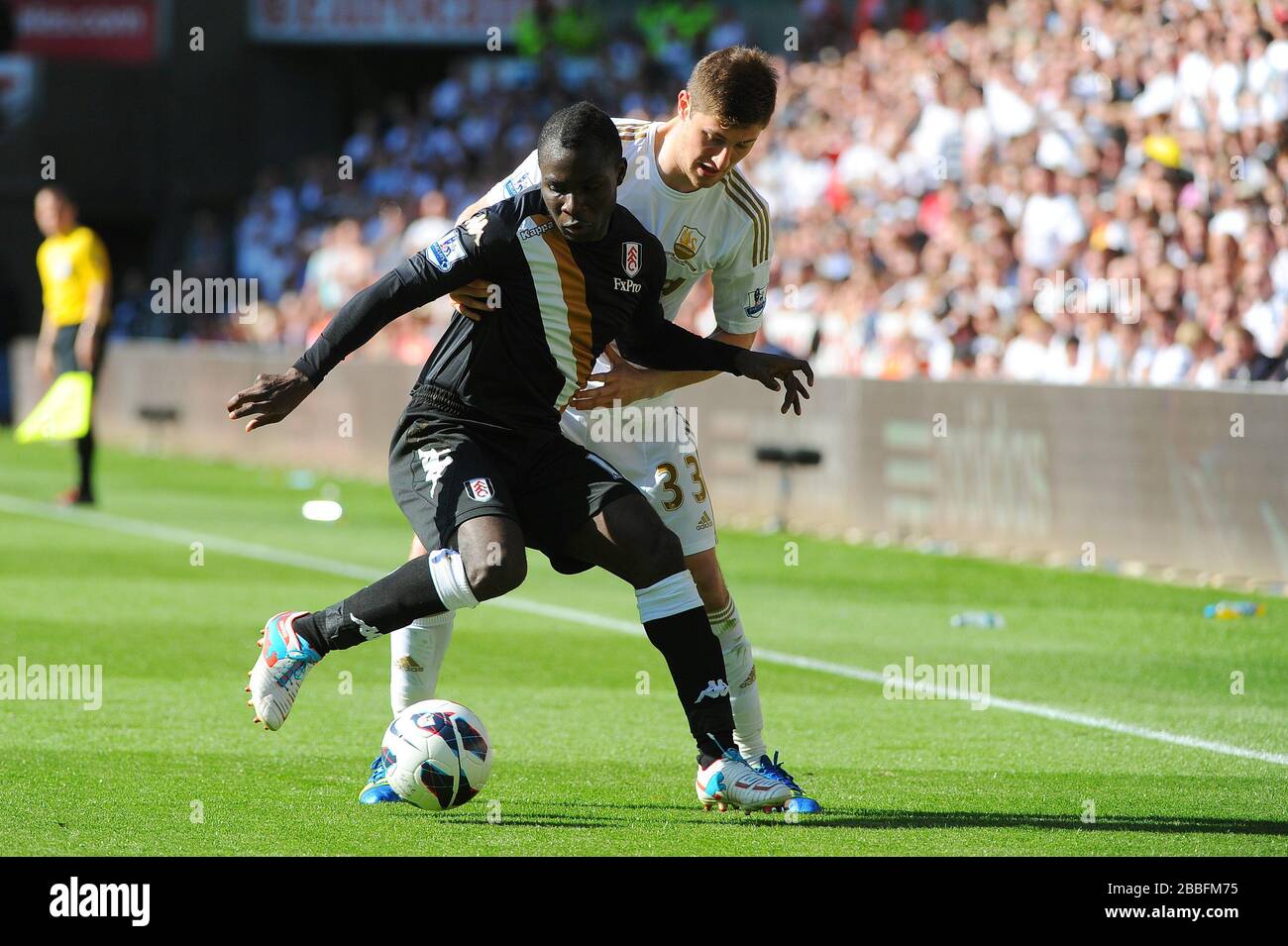 Emmanuel Frimpong de Fulham lutte pour la balle contre Ben Davies de Swansea lors du match de la Ligue Premier Barclays au Liberty Stadium, Swansea. Banque D'Images