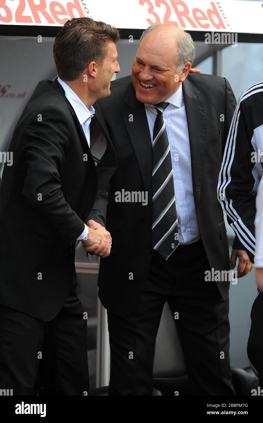 Martin Jol, responsable de Fulham, se réveille les mains avec son homologue de Swansea Michael Laudrup lors du match de la Ligue Premier Barclays au Liberty Stadium, Swansea. Banque D'Images