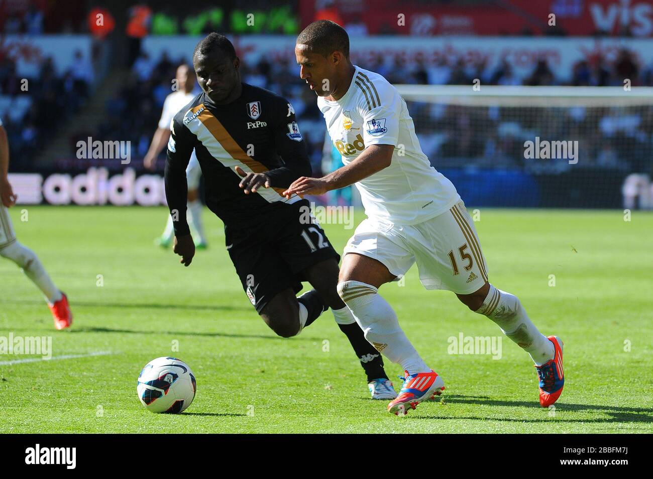 Wayne Routledge de Swansea prend le ballon autour d'Emmanuel Frimpong pendant le match de la Barclays Premier League au Liberty Stadium, Swansea. Banque D'Images