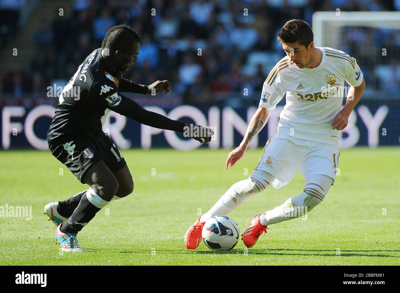 Pablo Hernandez de Swansea (à droite) passe le ballon devant Emmanuel Frimpong lors du match de la Barclays Premier League au Liberty Stadium, Swansea. Banque D'Images