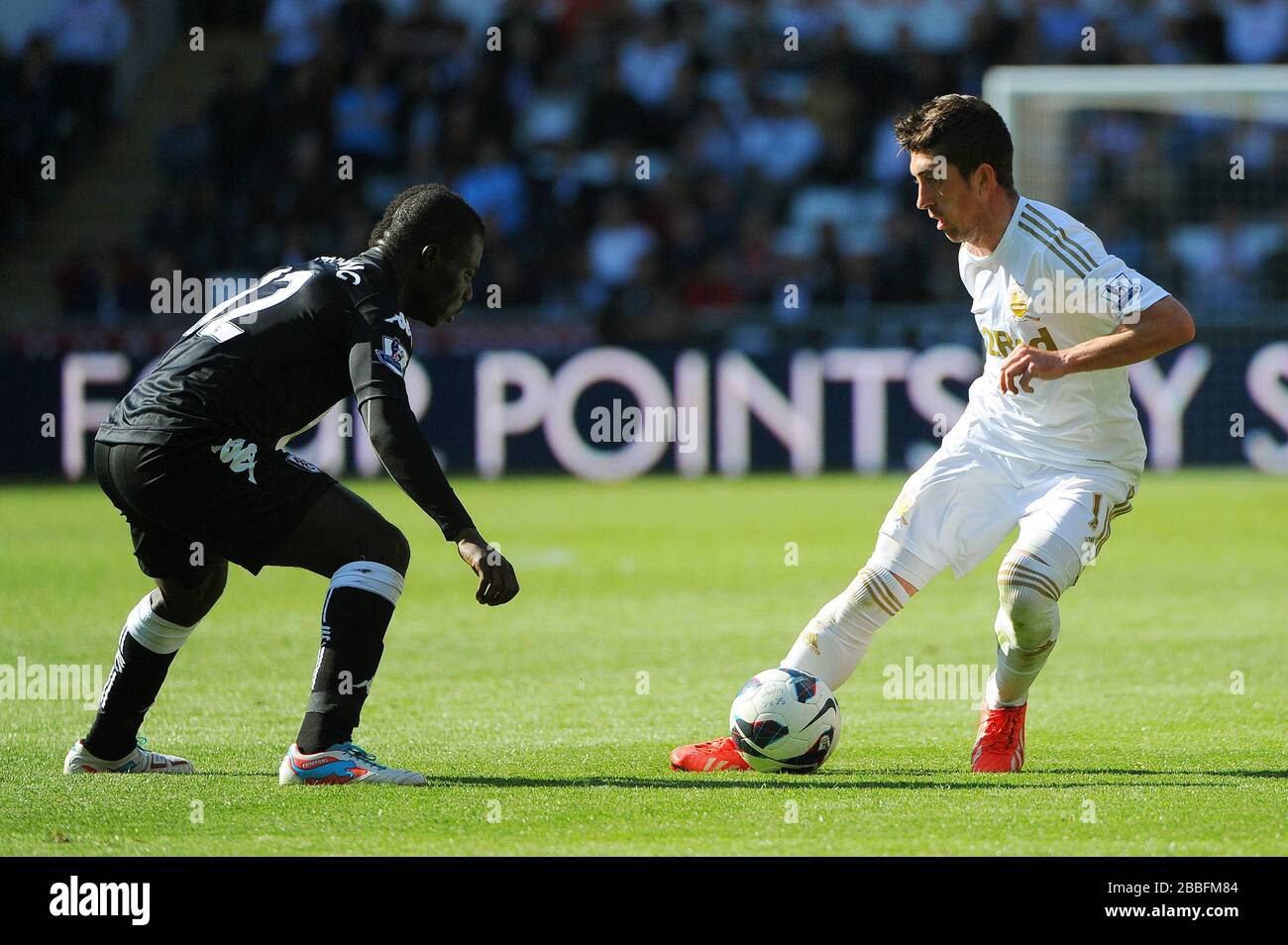 Pablo Hernandez de Swansea (à droite) passe le ballon devant Emmanuel Frimpong lors du match de la Barclays Premier League au Liberty Stadium, Swansea. Banque D'Images