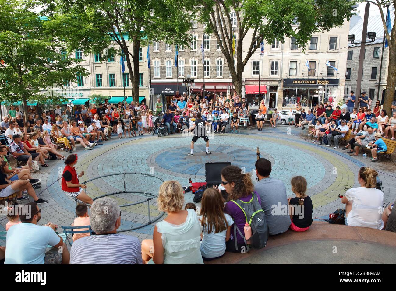 Une foule de personnes qui regardent un couple se tournent vers la place de l'Hôtel de Ville dans la vieille ville de Québec, province de Québec, Canada Banque D'Images