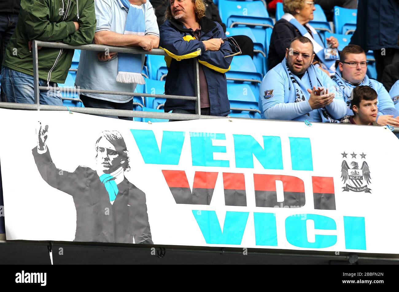 Un panneau dédié à l'ex-Manchester City Manager Roberto Mancini dans les stands Banque D'Images Un panneau dédié à l'ex-Manchester City Manager Roberto Mancini dans les stands Banque D'Images