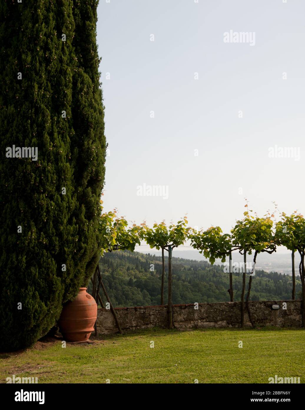 jardin et villa historique dans le paysage toscan vallonné, Toscane Italie Banque D'Images