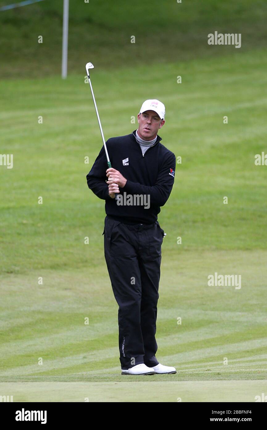 Richard Green, de l'Australie, regarde un tir au cours du deuxième jour du championnat BMW PGA 2013, au Wentworth Golf Club. Banque D'Images