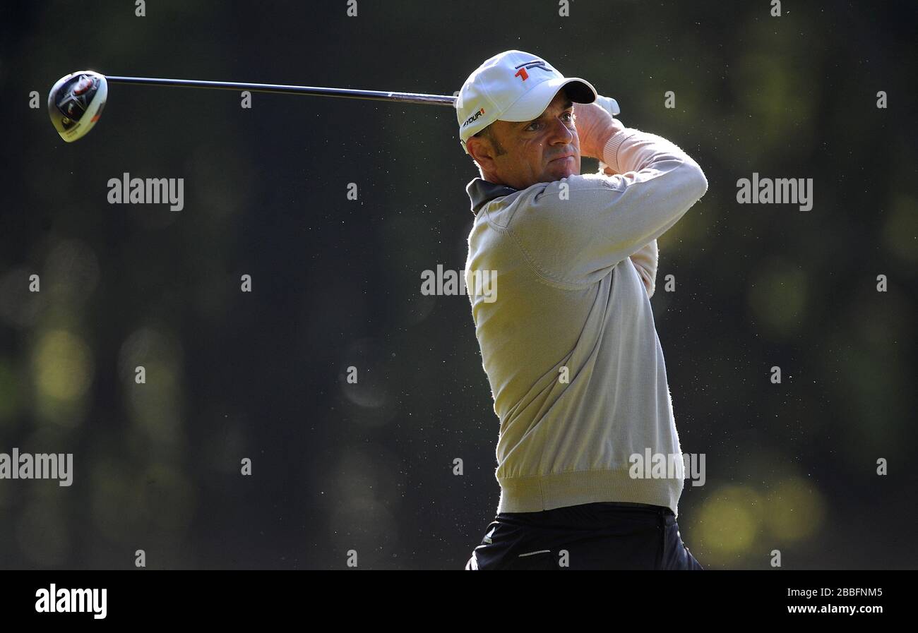 Paul McGinley a fait son entrée au 3ème trou du troisième jour du championnat BMW PGA 2013, au club de golf Wentworth. Banque D'Images