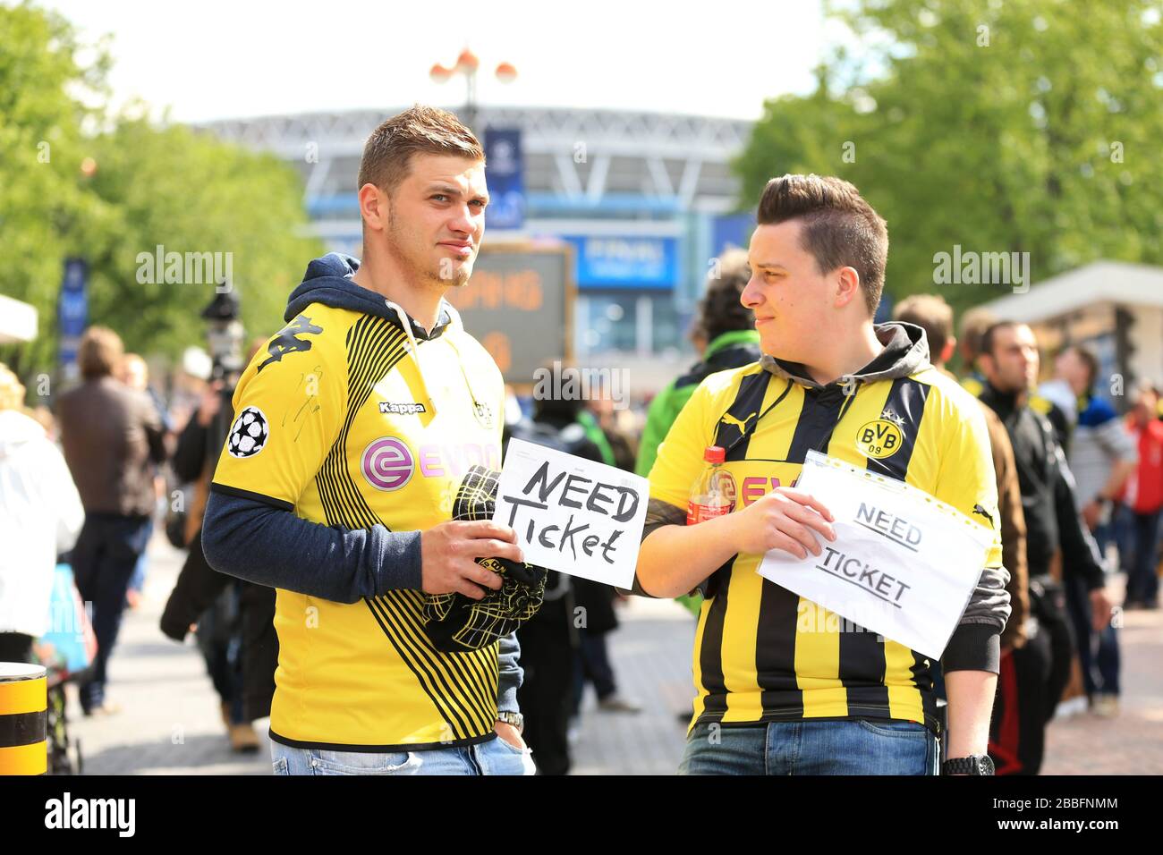 Borussia Dortmund fans de Side Wembley Stadium demandant des billets pour le jeu Banque D'Images