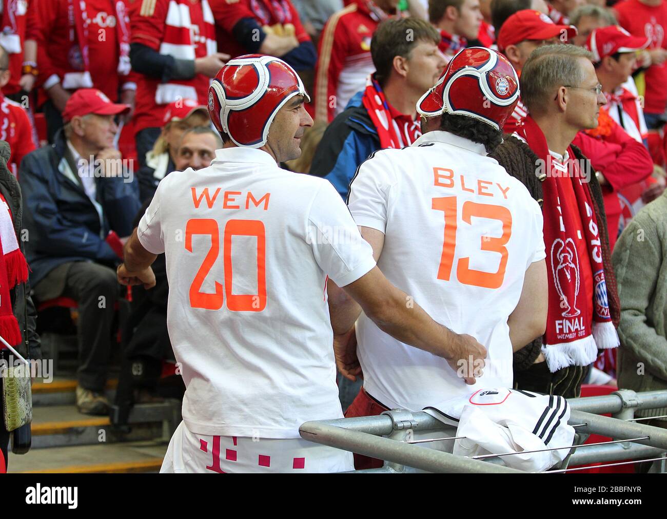 Deux fans ont les mots 'Wem' et 'Bley' écrits sur le dos de leurs chemises avec les numéros 20 et 13 Banque D'Images