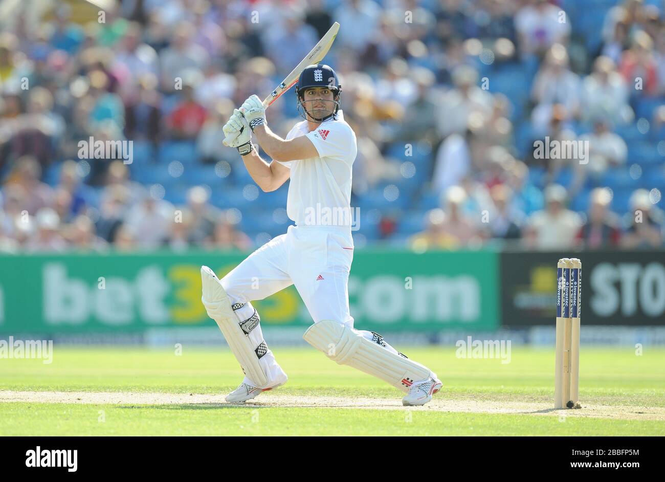 Alistair cooke, en Angleterre, frappe un bassinat pour faire ses 50 ans lors du deuxième match test Investec à Headingley, Leeds. Banque D'Images