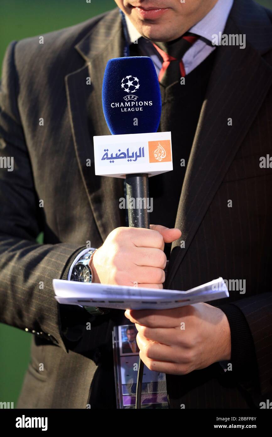 Gros plan sur le microphone d'un présentateur final de la Ligue des  Champions de l'UEFA, Aljazeera sport Photo Stock - Alamy