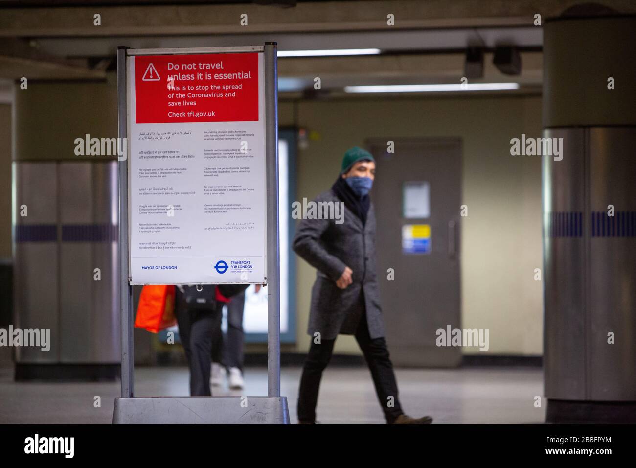 Des affiches sur le métro londonien avertissant les résidents locaux de ne pas voyager pendant l'éclosion de COVID-19. Mars 2020 Banque D'Images