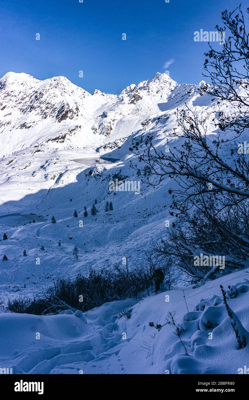 Les montagnes de la vallée de Tartano, près de la ville de Morbegno, en Italie, pendant une belle journée d'hiver Banque D'Images