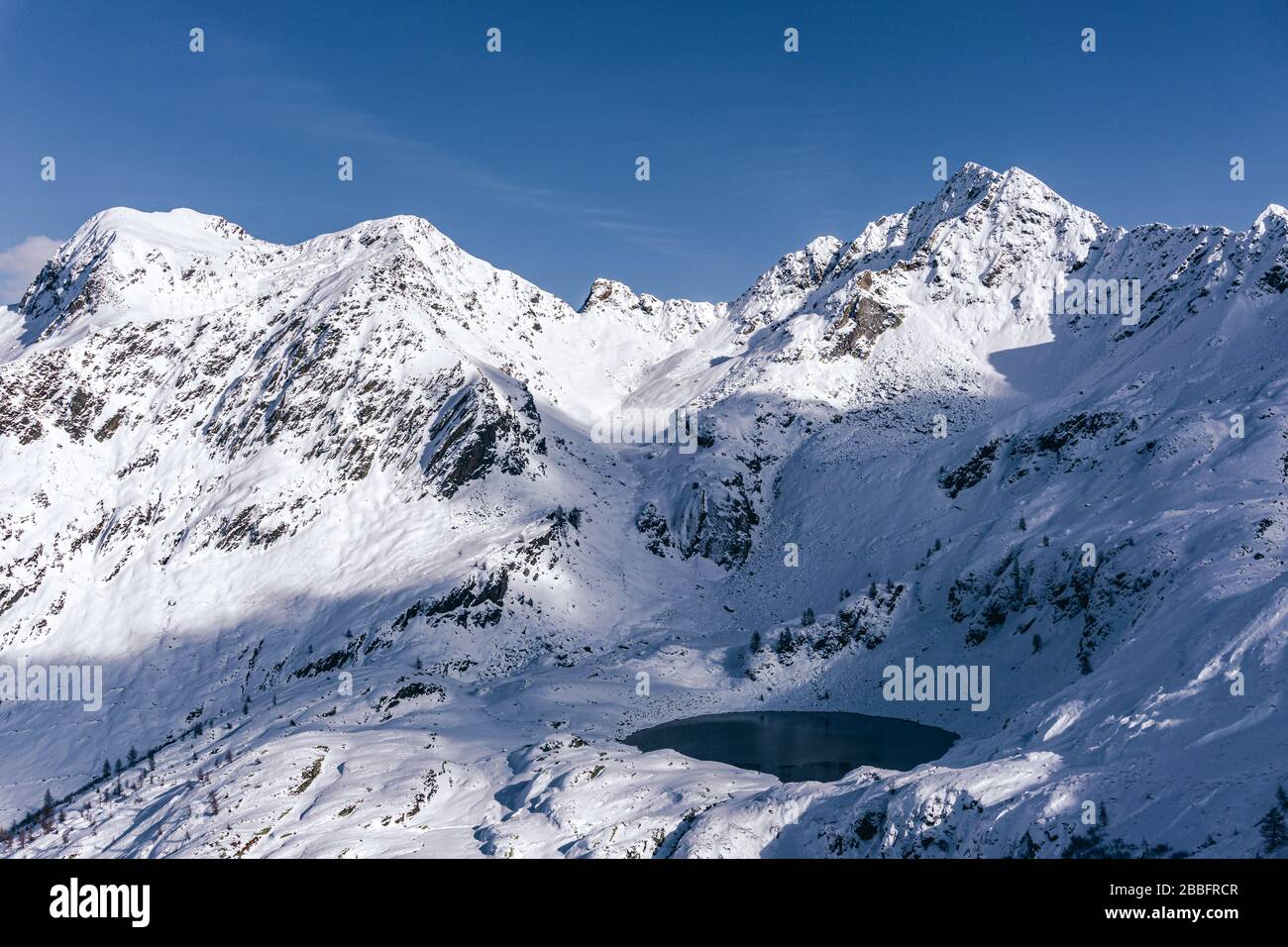 Les montagnes de la vallée de Tartano, près de la ville de Morbegno, en Italie, pendant une belle journée d'hiver Banque D'Images