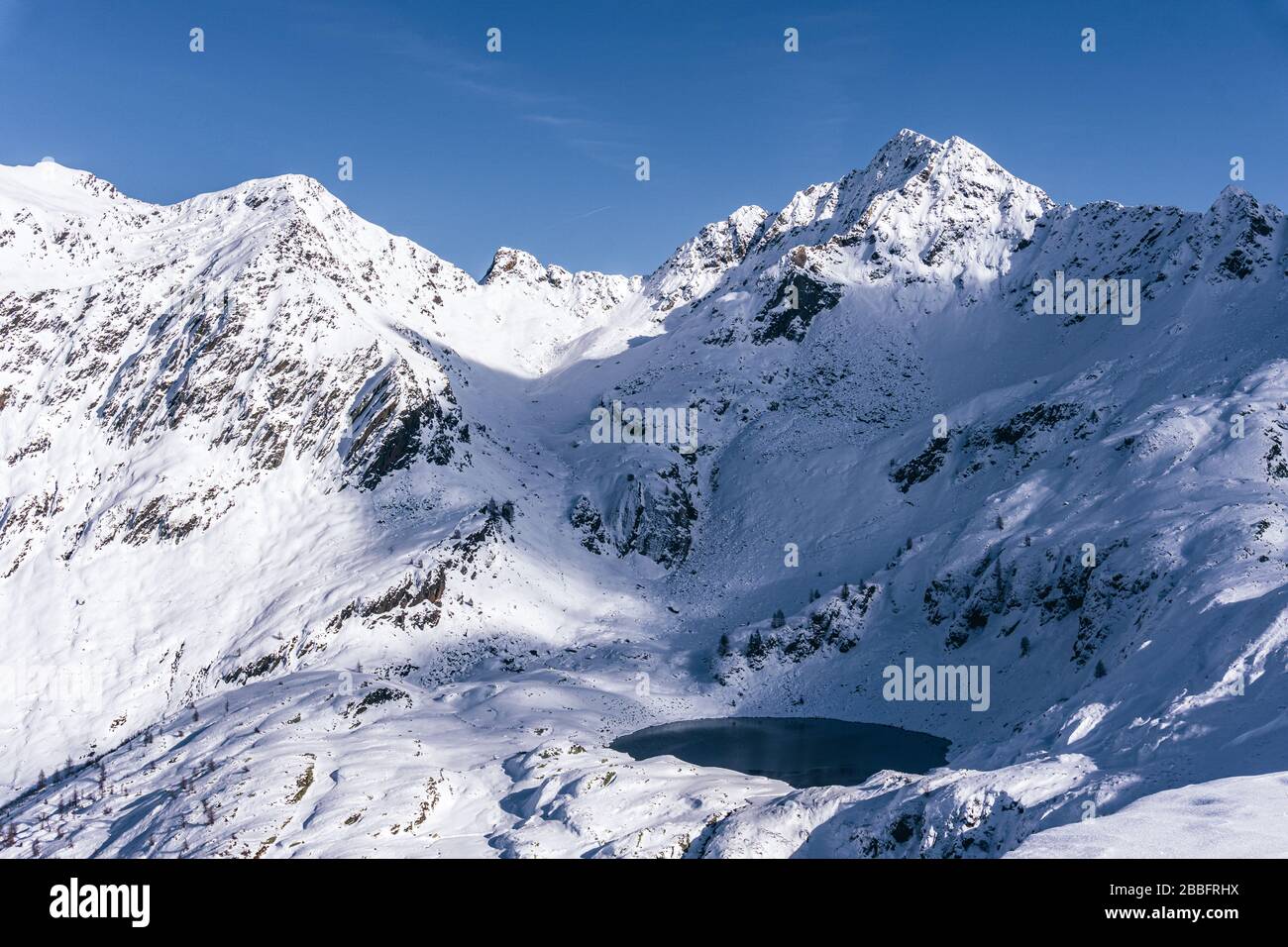 Les montagnes de la vallée de Tartano, près de la ville de Morbegno, en Italie, pendant une belle journée d'hiver Banque D'Images