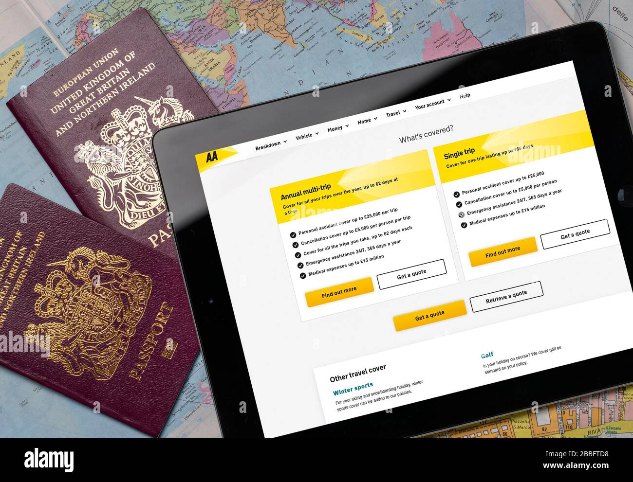 Site Web d'assurance voyage AA sur iPad ou tablette. (usage éditorial uniquement) Banque D'Images