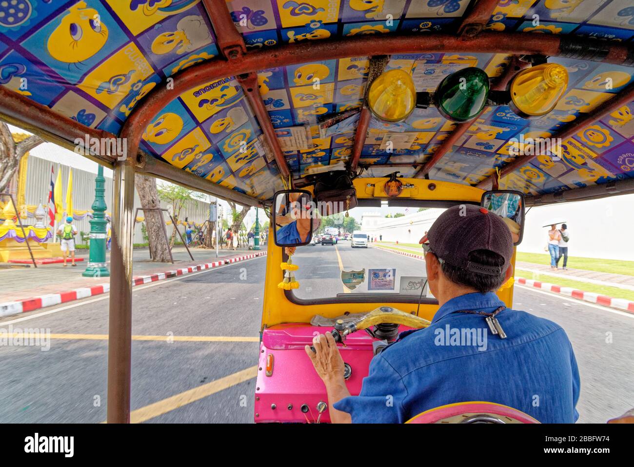 Les tuk-tuks sont des véhicules ouverts à trois roues qui sont populaires dans les villes thaïlandaises. À l'intérieur d'un tuk tuk à Bangkok, Thaïlande - 20 janvier 2020 Banque D'Images