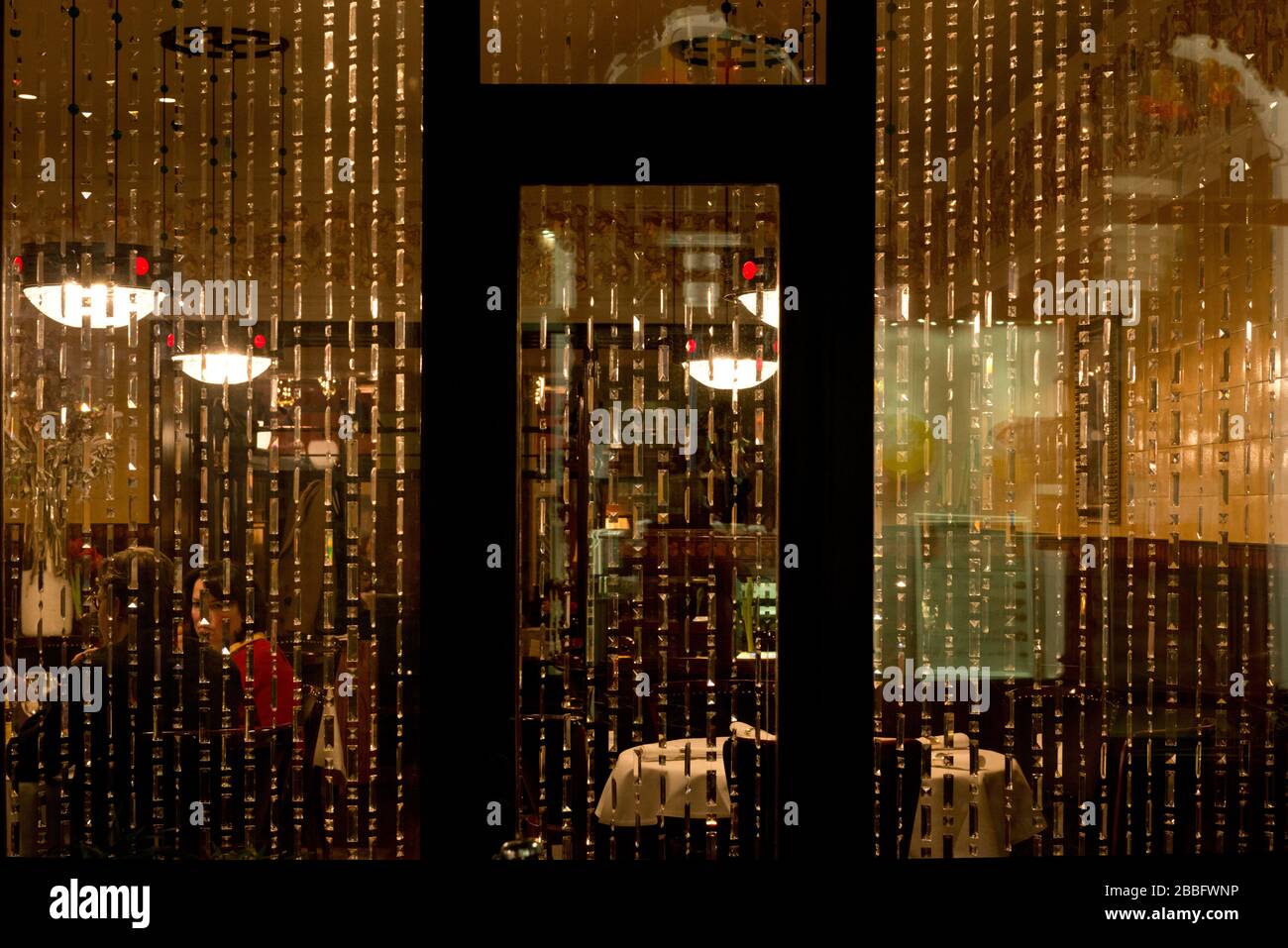 Vue en soirée sur la fenêtre du restaurant Schwarzes Kameel avec décoration de Noël Banque D'Images